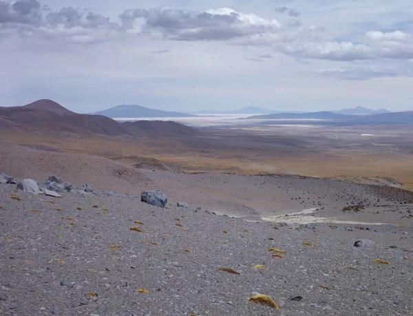 Laderas alrededor de isluga volcánica en altiplano chileno — Foto de Stock