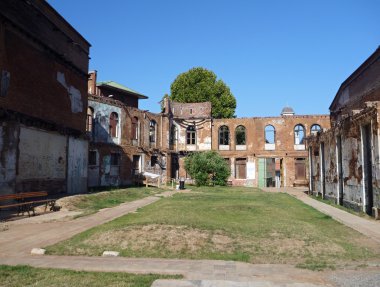 bir şehir merkezindeki eski terk edilmiş yıkık ev