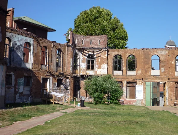 Старий покинутий зруйнований будинок в центрі міста — стокове фото