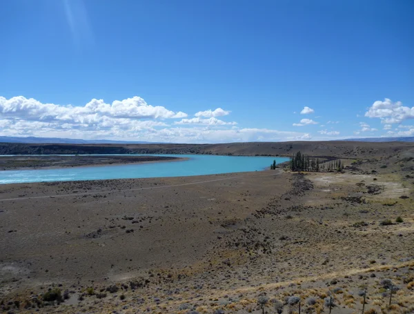 绿松石蓝河在阿根廷巴塔哥尼亚 — 图库照片