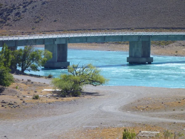 Puente sobre un río azul turquesa en la patagonia argentina — Foto de Stock