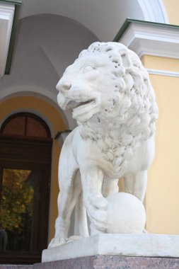 St. Petersburg 'daki St. Isaac Meydanı' ndaki otelde bekçi aslanı..