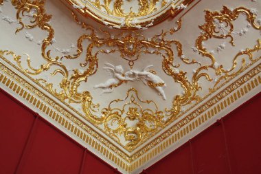 Rokoko tarzında putti ile tavan dekoru