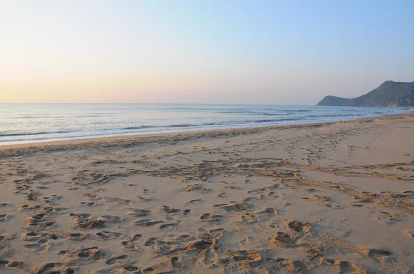 Sahilde kaotik ayak izleri