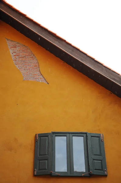 Fönstret isolerar gul vitage vägg — Stockfoto