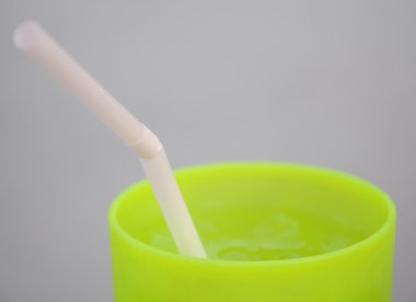 Yeşil plastik cam beyaz saman