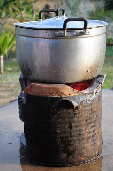 Arroz Cozinhar com panela no braseiro de carvão — Fotografia de Stock