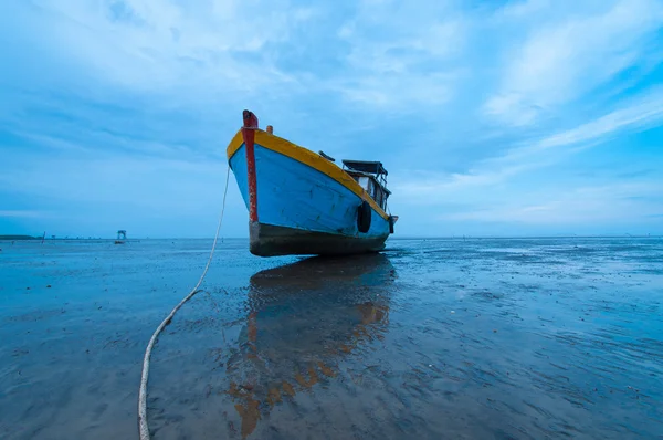 En båt strandsatta fiskare i provinsen Tien Giang. — Stockfoto