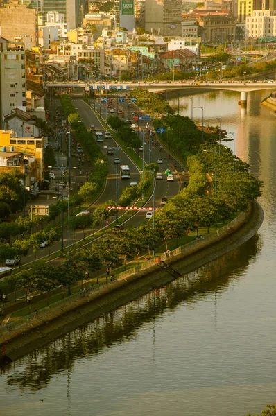 Ho Chi Minh city, Vietnam street under eftermiddagen solljus. — Stockfoto