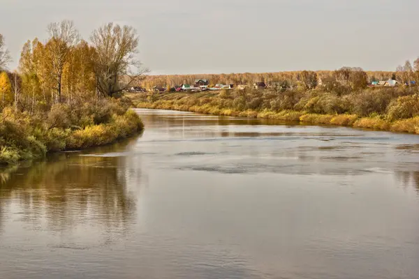 Autumn on the river Inya. — Stock Photo, Image