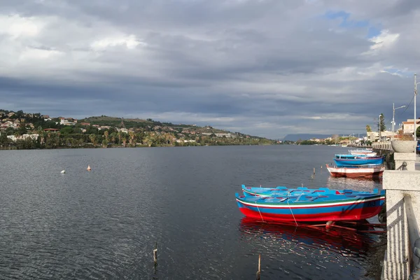 Barcos coloridos em LAKE — Fotografia de Stock