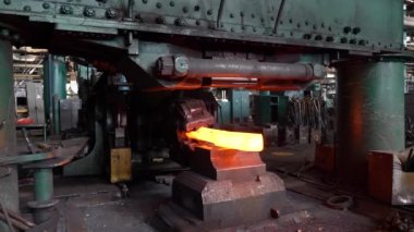 Fabrikada metal dövmesi. Pul presi kullanarak metal işleme. Sıcak metal.
