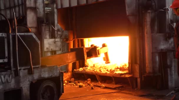 Maskinen Tar Varm Metall Ugnen Vid Stor Metallverk Tar Fästingburen — Stockvideo