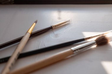 Boya fırçaları boş bir tuvalde..