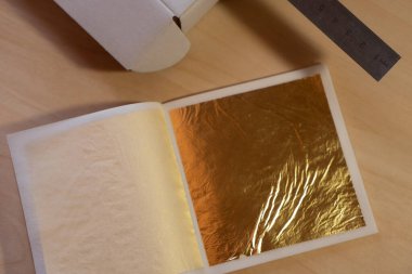 Altın yaprak. Ustanın işi için malzeme. Altın yapraklı defter..