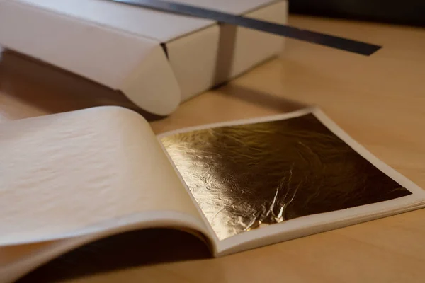 Altın yaprak. Ustanın işi için malzeme. Altın yapraklı defter..
