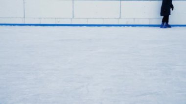 İnsanlar buz pateni pistinde kayıyor. Buz pateni pisti patenli insanlarla dolu..
