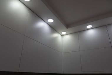 İç mekan. Modern tarzda beyaz mutfak. Mutfakta güzel bir ışık var..