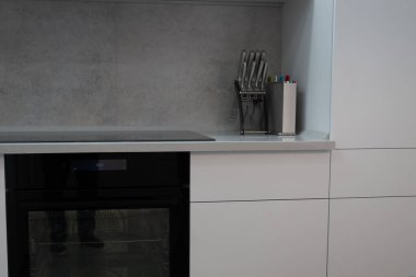 İç mekan. Modern tarzda beyaz mutfak. Mutfakta güzel bir ışık var..