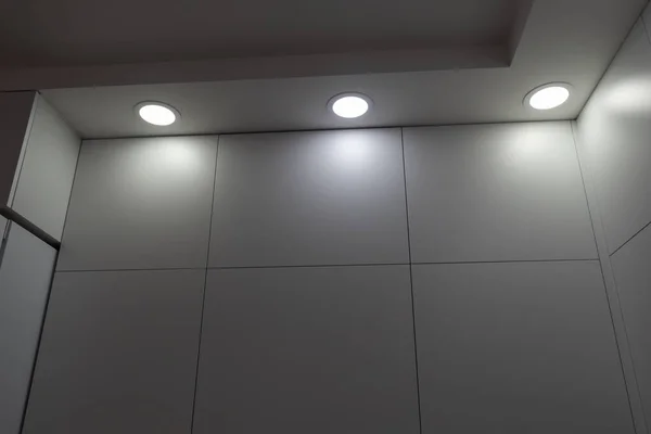 İç mekan. Modern tarzda beyaz mutfak. Mutfakta güzel bir ışık var..