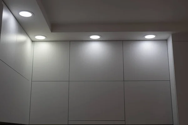 İç mekan. Modern tarzda beyaz mutfak. Mutfakta güzel bir ışık var..