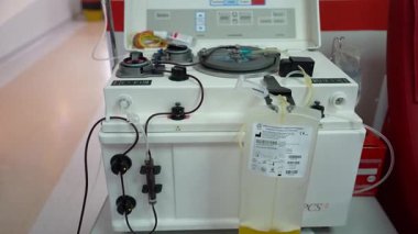 Hemodiyaliz tüpleri hemodiyaliz makinesine bağlı. Sağlık sigortası, kan arıtma, böbrek yetmezliği, organ nakli. Kan arındırma işlemleri için aygıt