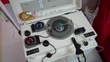 Hemodiyaliz tüpleri hemodiyaliz makinesine bağlı. Sağlık sigortası, kan arıtma, böbrek yetmezliği, organ nakli. Kan arındırma işlemleri için aygıt