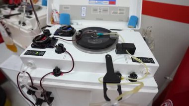 Kan bağışı. Tıbbi bir bağış işlemi sırasında aperatif makinesinden hastaya yakın çekim kan veriliyor..