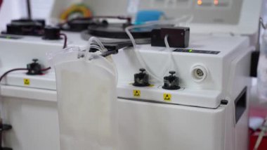 Kan bağışı. Tıbbi bir bağış işlemi sırasında aperatif makinesinden hastaya yakın çekim kan veriliyor..