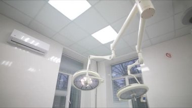 Steril bir ameliyathanede modern cerrahi LED spot ışığı.