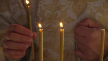 Rahip kilisede mum ışıkları