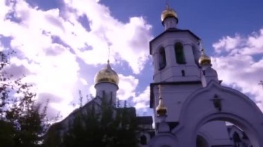 Gökyüzü bulutlu Ortodoks Kilisesi