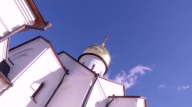 Ortodoks Kilisesi arka plan bulutlar üzerinde