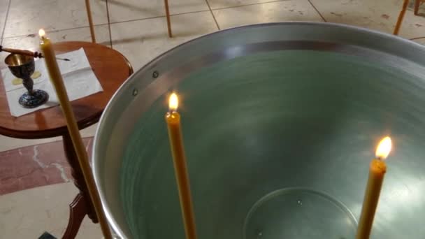 Velas, agua bendita en una iglesia ortodoxa — Vídeo de stock