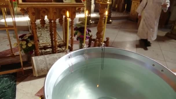 Velas, agua bendita en una iglesia ortodoxa — Vídeo de stock