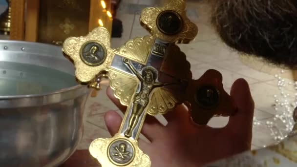 Orthodoxe kruis met een kruisbeeld in de handen van een priester — Stockvideo