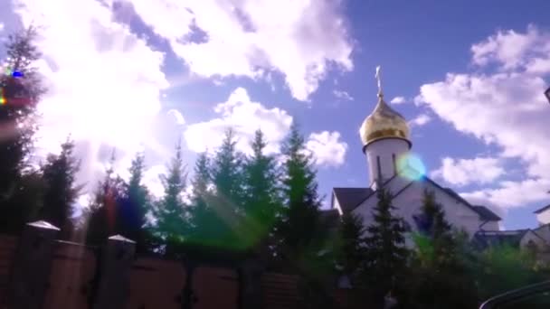 Iglesia ortodoxa contra el cielo con nubes — Vídeo de stock