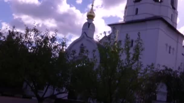 Ortodoxa kyrkan mot himlen med moln — Stockvideo