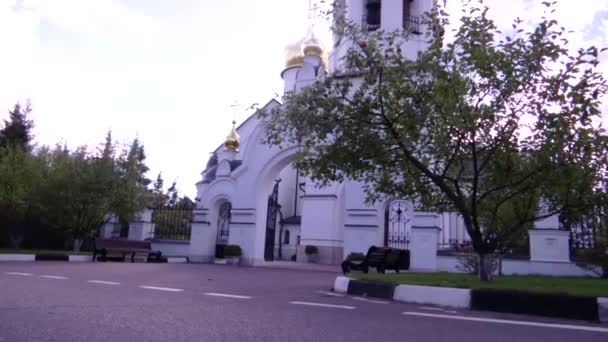 Eine orthodoxe Kirche, ein allgemeiner Plan — Stockvideo