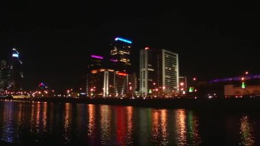 Moskova Nehri şehrin üzerinden geceleri görüntülemek