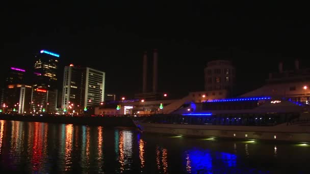 Vista desde el río Moscú en la ciudad por la noche — Vídeos de Stock