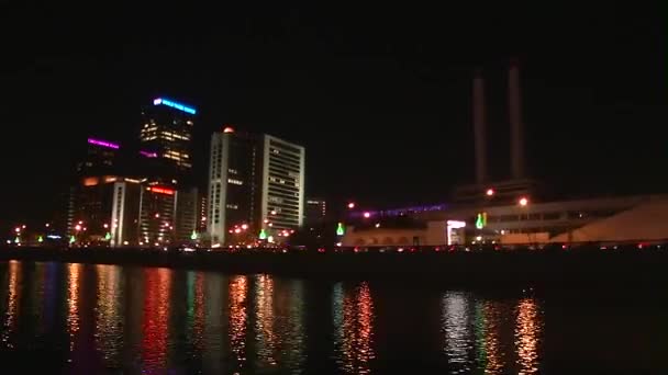 Vista desde el río Moscú en la ciudad por la noche — Vídeo de stock