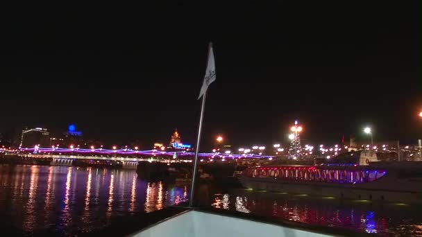 Uitzicht vanaf de Moskou-rivier in de stad bij nacht — Stockvideo