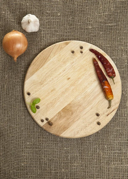 식탁보 위에 있는 빈둥근 접시 — 스톡 사진