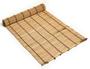 Tahta suşi paspası beyaz arkaplanda izole edilmiş.