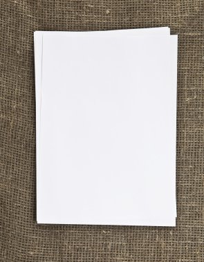 kahverengi doku üzerine beyaz yaprak