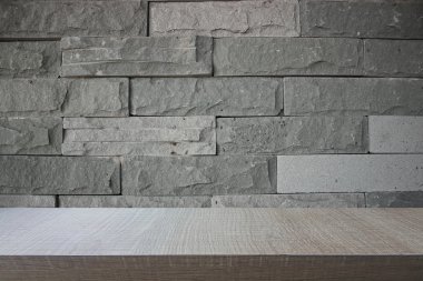 Duvar arka plan üzerinde ahşap tablosunun üst kısmındaki
