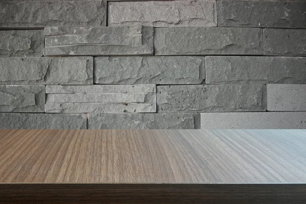 Topo da mesa de madeira no fundo da parede — Fotografia de Stock