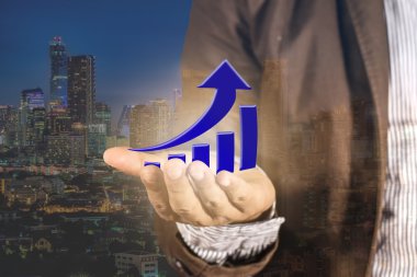 Bir yükselen ok/temsil eden iş büyüme/işletme tutan el