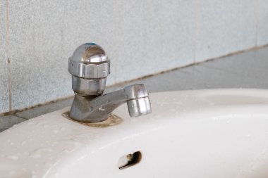 Eski musluk ve lavabo bakım eksikliğinden.